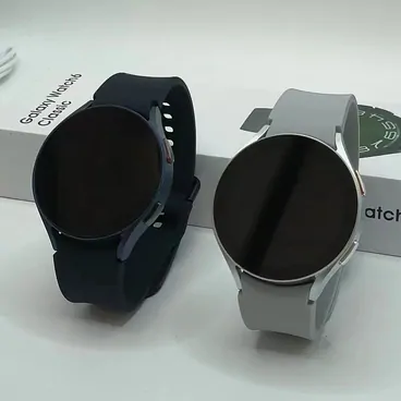 Due orologi con cinturino scuro, nei colori nero e argento